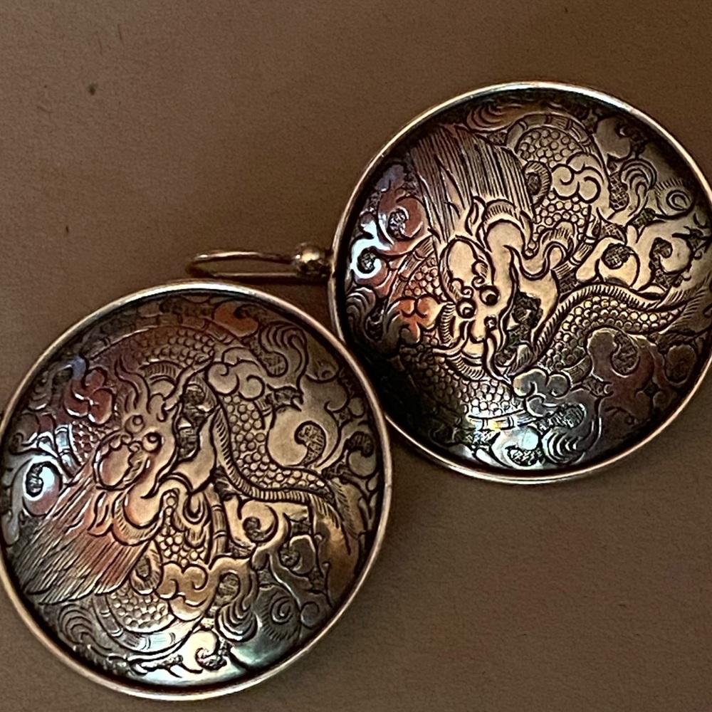 RARE W1228 SILPADA STERLING SILVER Dragon Engraved Earrings
